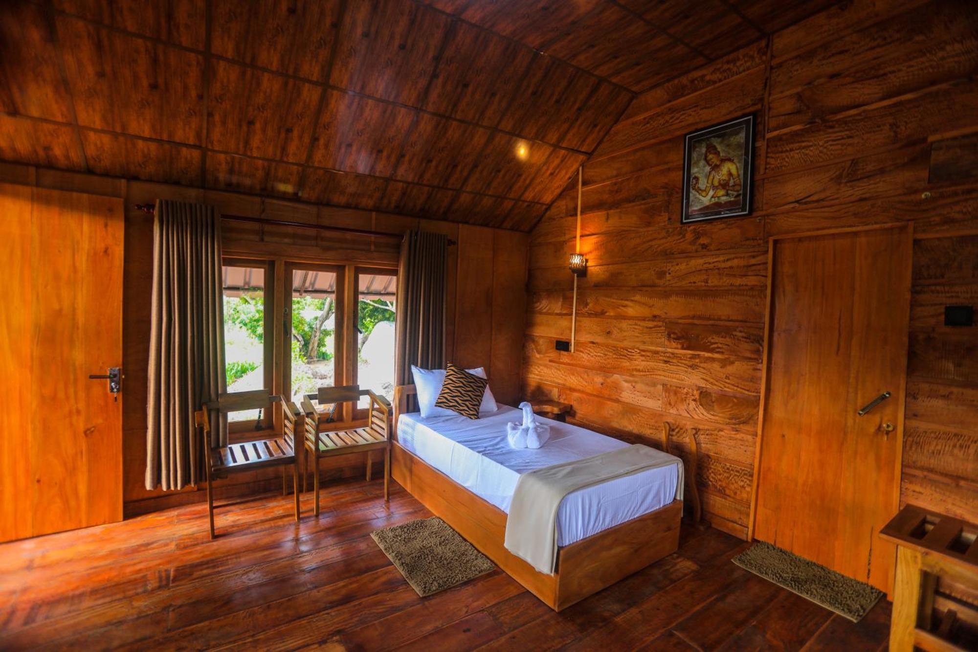 Lion Wood Treehouse Villa Talkote
