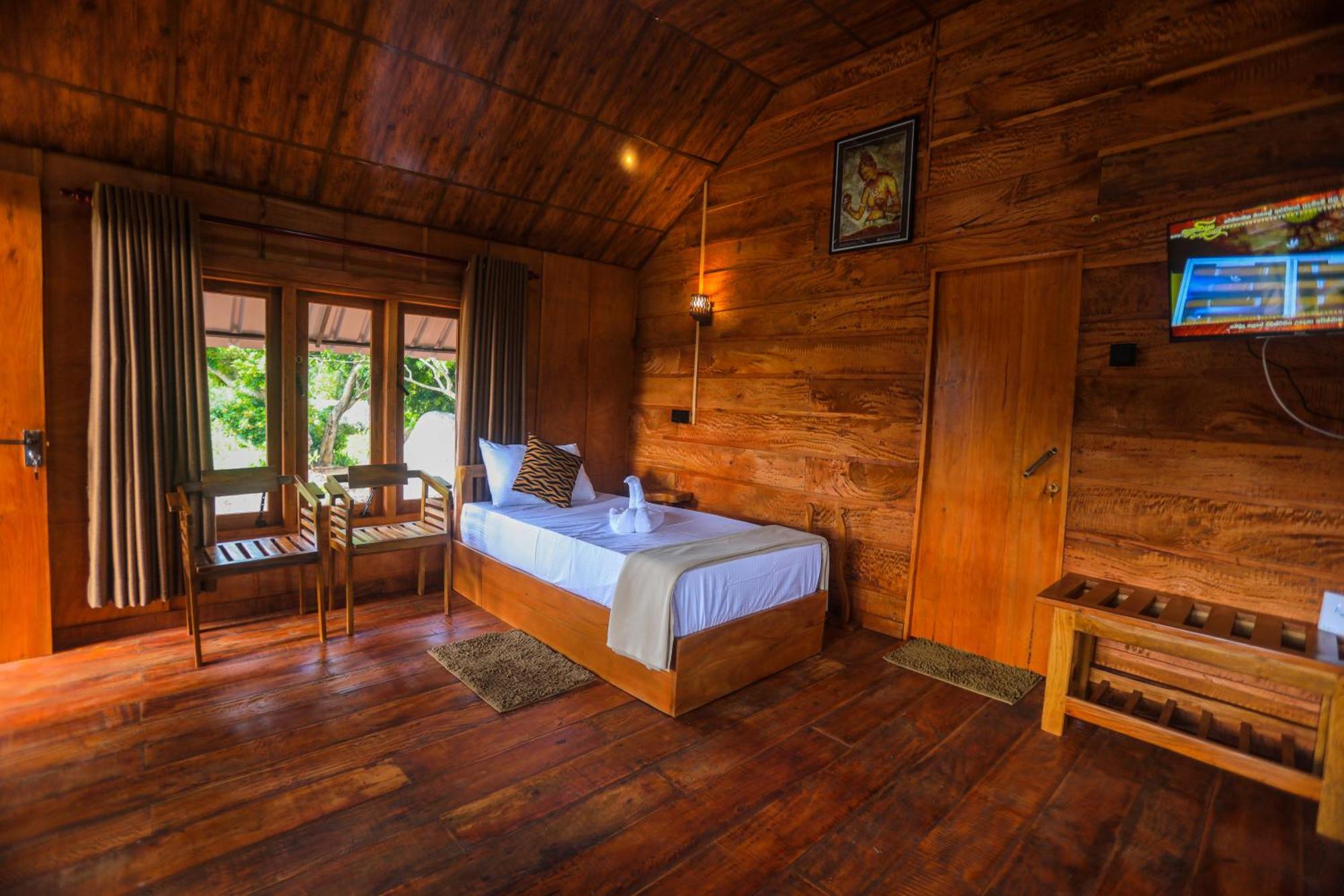Lion Wood Treehouse Villa Talkote