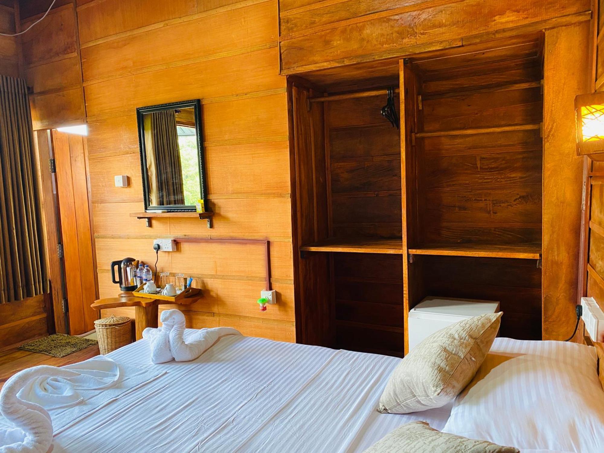 Villa Lion Wood Treehouse Talkote