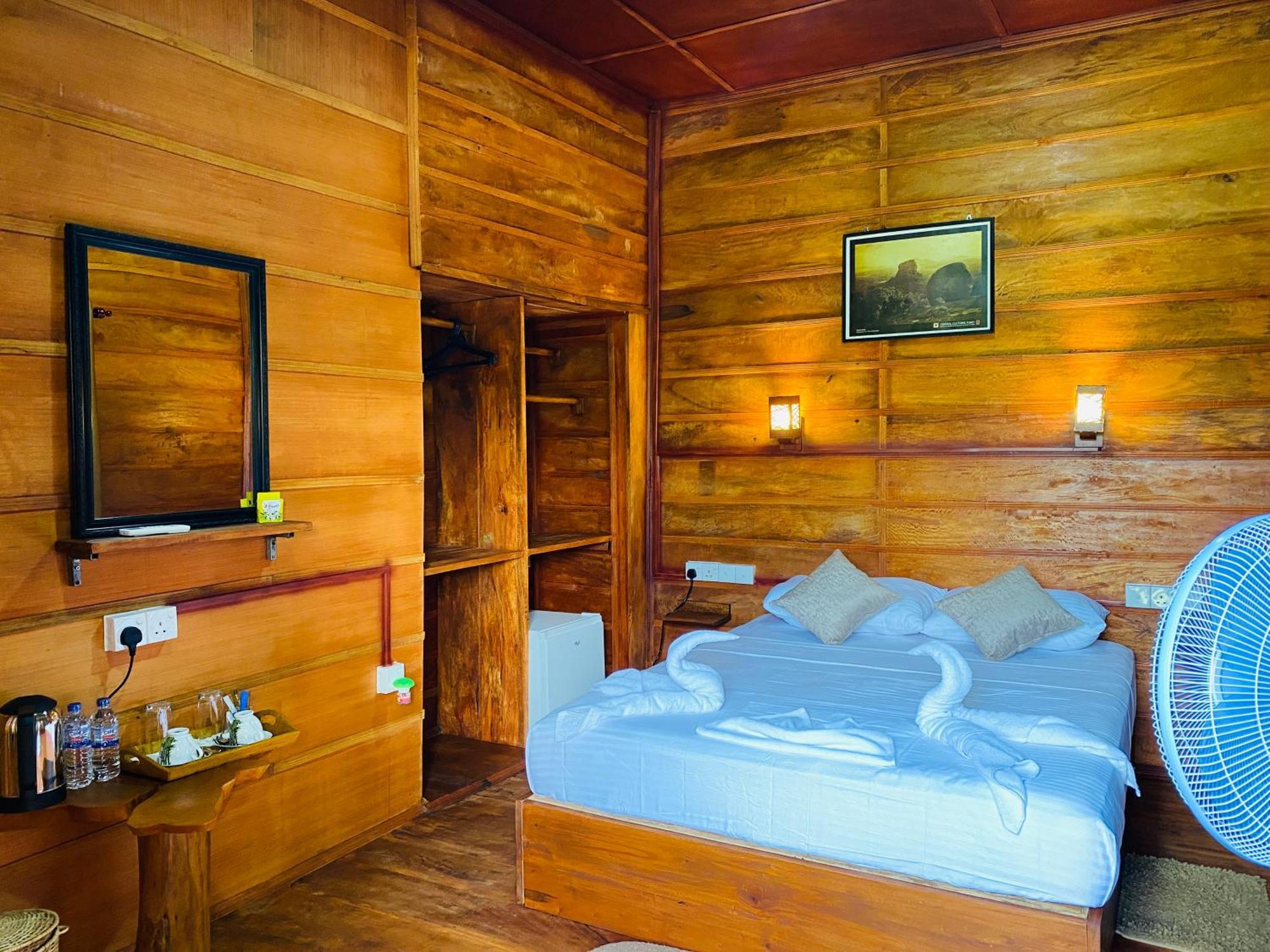 Villa Lion Wood Treehouse Talkote